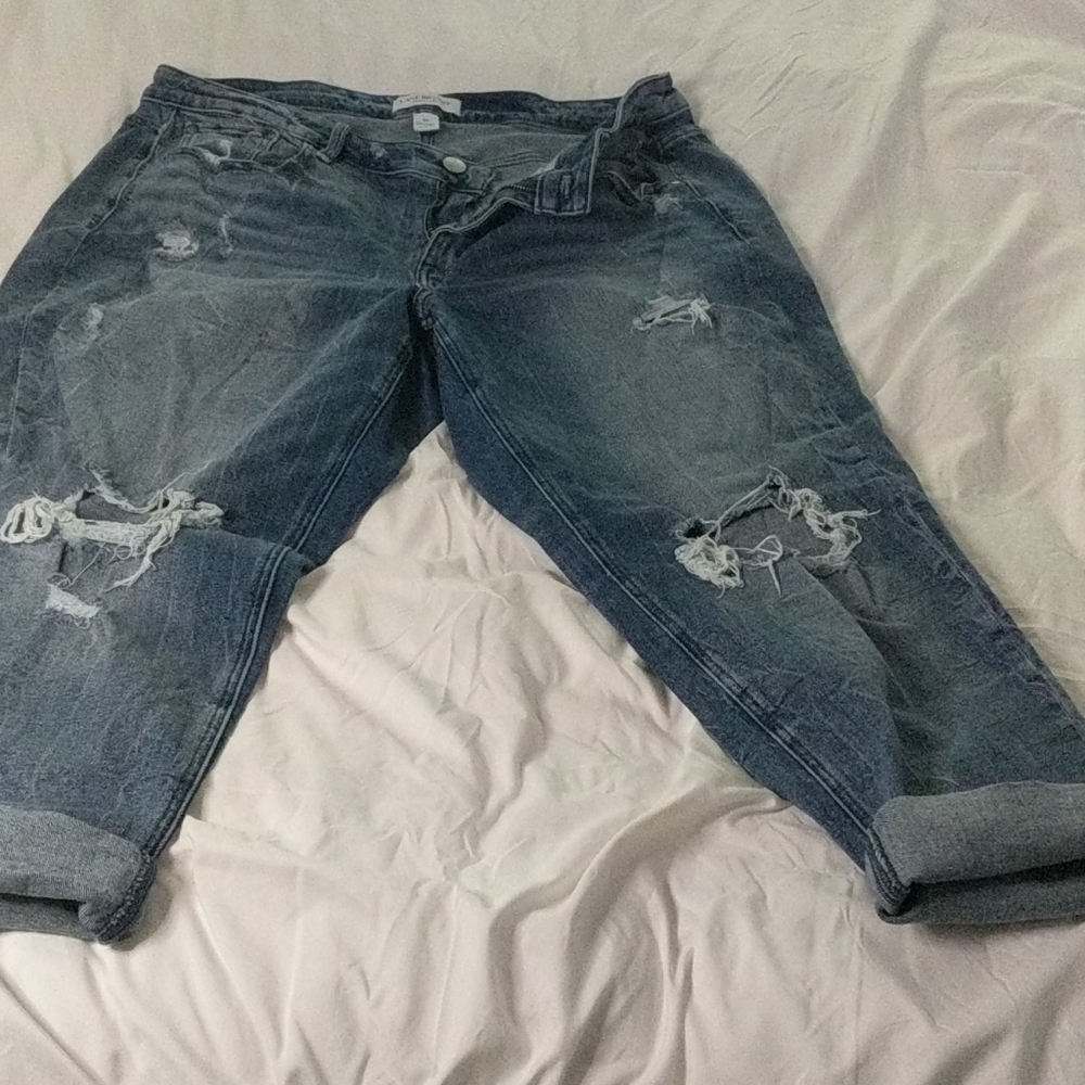 Fashionably destroyed cropped leg stretch jeans